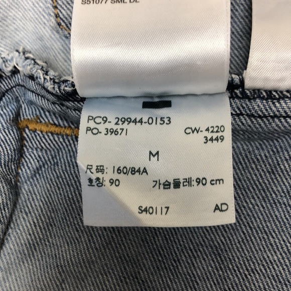 Levi’s Women’s Light wash Embroidered Trucker Jacket Size M - Picture 10 of 13